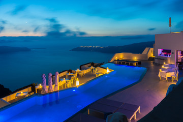 Santorini nocą, luksusowe wakacje - obrazy, fototapety, plakaty