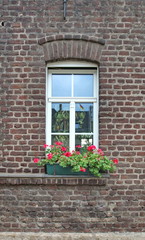 Fototapeta na wymiar Fenster in alter Backsteinmauer