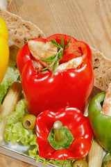 Paprikaschoten, gefüllt, gegrillte Putenbrust, Gemüse, Salat