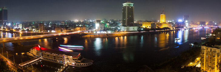 Obraz premium Panoramic view of Cairo from the island of Zamalek, the Nile river, the Corniche and the city.