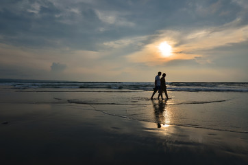 Romantischer Spaziergang am Meer