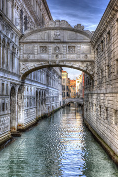 Venezia. Una veduta del famoso ponte dei sospiri.