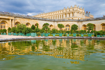 Fototapeta na wymiar Orangerie et château de Versailles 