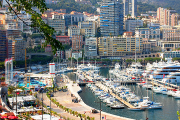 Fototapeta na wymiar Monaco Hafen mit Schwimmbad