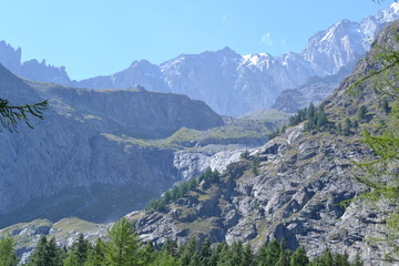 Besneeuwde bergen in Italiaanse Alpen