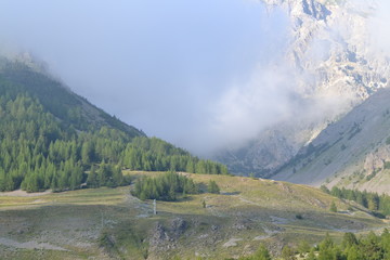 De zon breekt door de wolken van de Italiaanse Alpen