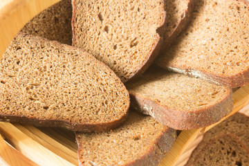 нарезанный хлеб черный