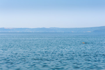 Obraz premium Person swimming alone in big lake