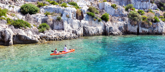 Naklejka premium Pływanie kajakiem po ruinach starożytnego miasta na wyspie Kekova, Turk