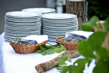 Teller und Besteck am Buffettisch