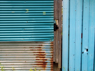 畑の物置のトタン壁