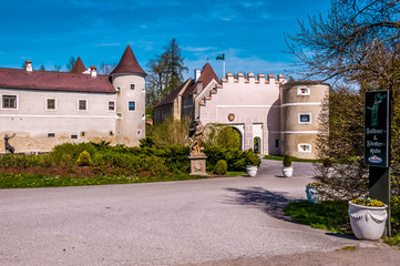 Castle Waldreichs in Lower Austria - a falconry and raptor center with an owls park.
