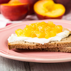 Brot mit Fischkäse und gelber Grütze - bread with creamcheese