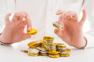 お金を積み上げる男性