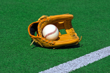 Baseball glove and ball on the field © bertys30
