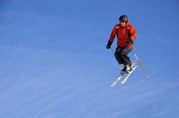 Fototapeta na wymiar Senior beim Skilaufen im Sprung 