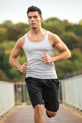 Junger sportlicher Mann joggt
