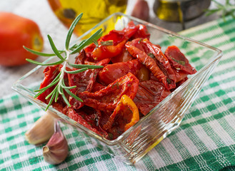 Sun-dried tomatoes with herbs and garlic