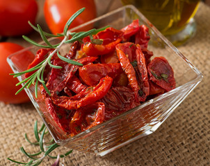 Sun-dried tomatoes with herbs and garlic