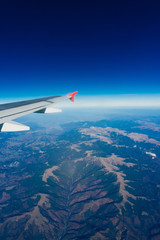 Fototapeta premium Plane wing with blue sky