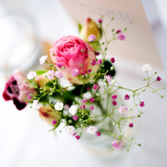 blumen auf dem tisch