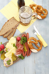 traditionelles bayrisches Brotzeitbrett