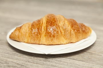 Einzelnes Croissant auf Tisch