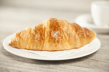 Croissant auf Teller