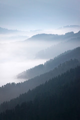 Fototapeta premium montes entre niebla país vasco 0315-f15