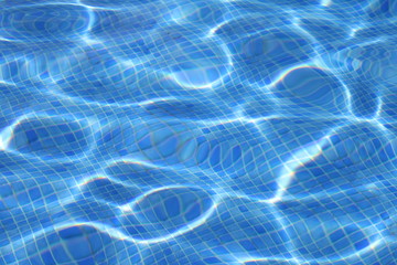 Reflejos de luz en la superficie del agua azul, en una piscina