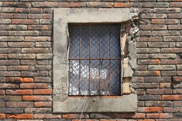 Ventana vieja y rota en una fábrica de ladrillo abandonada