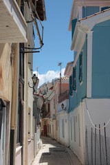 schmale h&auml;usergasse in griechenland