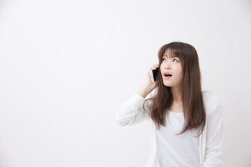 部屋着でスマホ