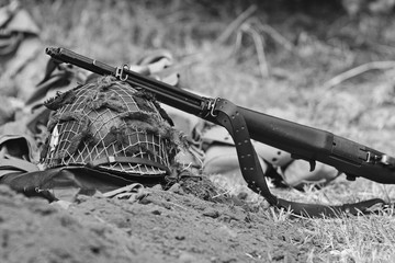 karabin i hełm