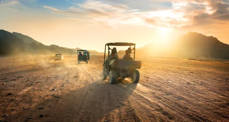 Fototapeten Buggys in der Wüste © Givaga