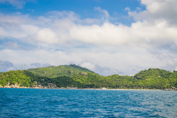 Fototapeta premium Green island with blue sky and sea