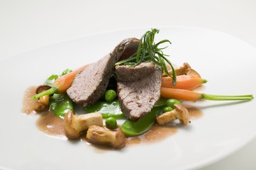 Beef with mushrooms, carrots, mange tout and peas