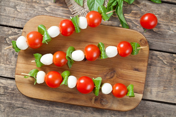 Fototapeta na wymiar Italian traditional homemade skewers with mozzarella tomatoes
