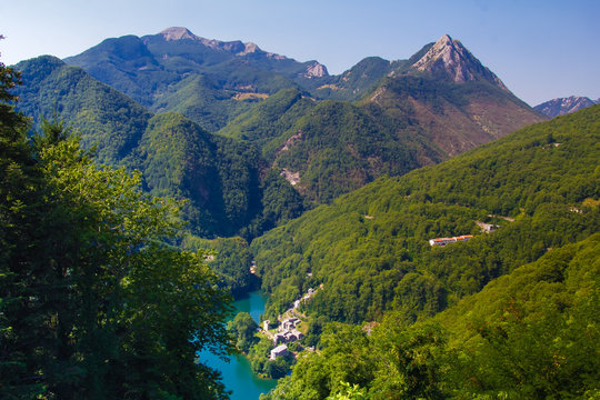 Piccolo lago nella alpi apuane
