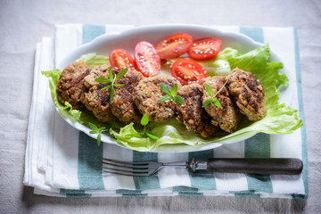 Vegane Bratlinge auf Salat