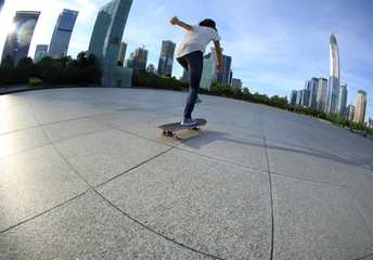 Fototapeta na wymiar skateboarder skateboarding at sunrise city