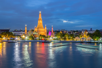 Fototapeta premium Wat Arun Buddhist religious places in twilight time, Bangkok, Thailand