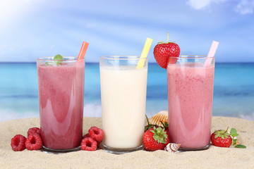 Smoothie Saft mit Früchte Fruchtsaft am Strand