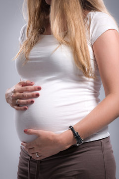 Babybauch einer schwangeren Frau