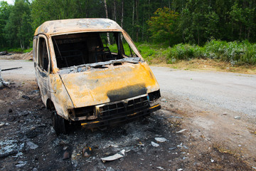 Obraz na płótnie Canvas Burned car in the afternoon. steering wheel