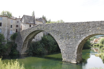 Fototapeta na wymiar Pont romain sur la rivière Arre au Vigan, Cévennes