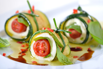 Caprese mit gebratenen Zucchinischeiben umwickelt und mit Schnittlauch gebunden, Olivenöl-Balsamico-Marinade