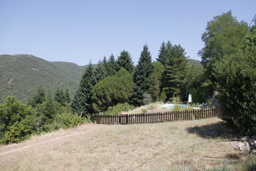 Fototapeta premium Jardin et piscine dans les Cévennes