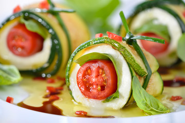 Caprese mit gebratenen Zucchinischeiben umwickelt und mit Schnittlauch gebunden,...