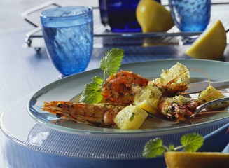 Spicy shrimps with lemon and lemon balm